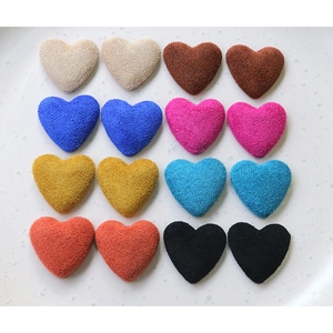Détail de boutons en forme de cœur en fausse laine colorée pour projets créatifs DIY
