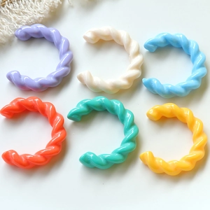 Set di sei anelli ritorti a forma di C in acrilico color caramello viola, blu e arancione