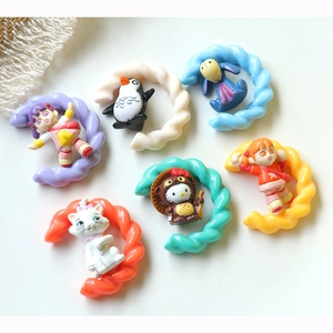 Accessori colorati in acrilico a forma di C con simpatici decori di personaggi animati