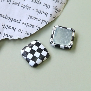 Détail de breloques DIY carrées à damier noir et blanc avec support en métal