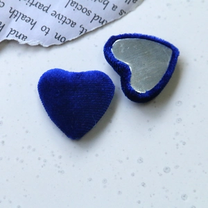 Détail de boutons en fausse laine bleu roi en forme de cœur avec base en métal pour DIY