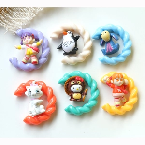 Dettaglio di cabochon in resina a spirale colorata con simpatici personaggi dei cartoni