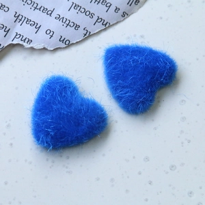 Détail macro de boutons en peluche en forme de cœur bleu vif pour le bricolage créatif
