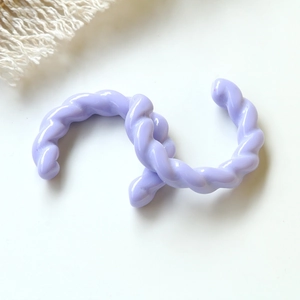 Dettaglio di un anello a C in acrilico intrecciato viola per gioielli fai-da-te