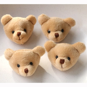 Détail de quatre têtes d'ours en peluche douce pour accessoires de cheveux DIY