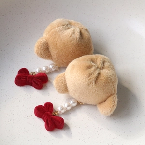 Boucles d'oreilles ours en peluche avec perles blanches et nœuds en velours rouge
