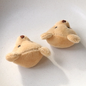 Gros plan de têtes d'ours en peluche beige pour la création de bijoux DIY et accessoires