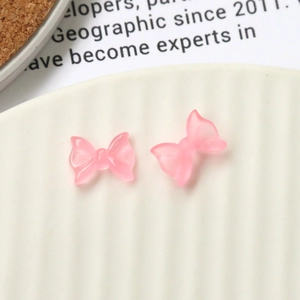 Macro de deux nœuds en résine rose translucide pour décoration d'ongles et loisirs créatifs