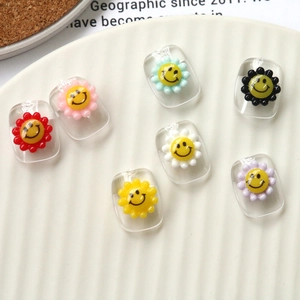 Ciondoli per nail art in resina a fiori colorati con faccina sorridente e accessori per DIY