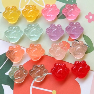 Amuletos de pata de gato en resina de colores con relieve de corazón y purpurina