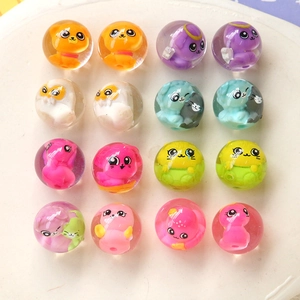 Vue macro de perles en résine transparente avec motifs animaux pour bijoux DIY et artisanat