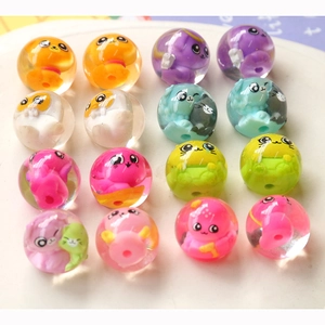 Vue détaillée de 16 perles en résine colorées transparentes avec figurines de chats 3D