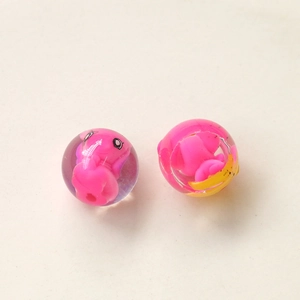 Détail macro de perles en résine transparente avec animal rose pour la création de bijoux
