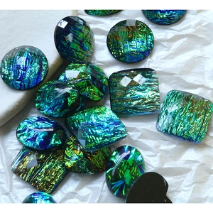 Macro-opname van iriserende hars patches voor DIY sieraden maken en knutselen
