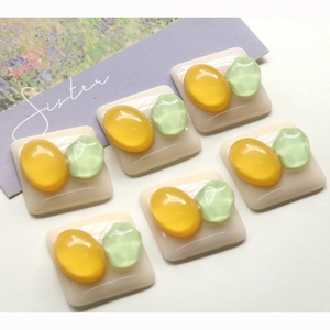 Set di sei accessori geometrici in resina con inserti floreali ambra e verdi per il fai da te