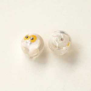 Gros plan de perles en résine transparente avec figurines d'animaux miniatures pour DIY