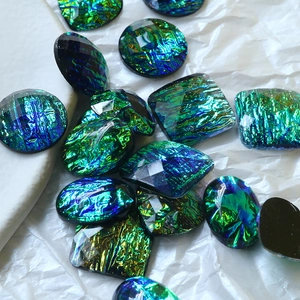 Donkergroene aurora hars cabochons met facetten voor doe-het-zelf sieraden maken