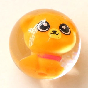 Vue détaillée d'une boule en résine transparente avec une figurine de chien orange pour DIY