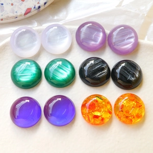 Dettaglio macro di cabochon in resina Aurora colorati per creazione di gioielli fai da te