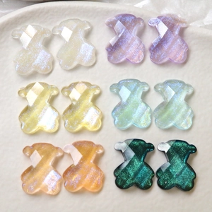 Makro-Detail von facettierten Glitzer-Harzbären in sechs Farben für DIY-Schmuckherstellung