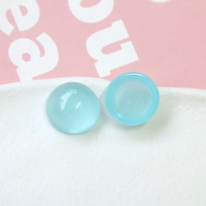 Vue macro détaillée de cabochons en résine bleu clair 18mm avec des paillettes brillantes