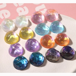 Primer plano de cabujones de resina aurora brillante con efectos de degradado para DIY