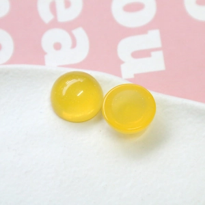 Gros plan de perles en résine jaune pailletée de 18 mm pour boucles d'oreilles et bijoux