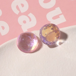 Vista macro de cuentas de resina iridiscente para joyas DIY con purpurina y dibujos