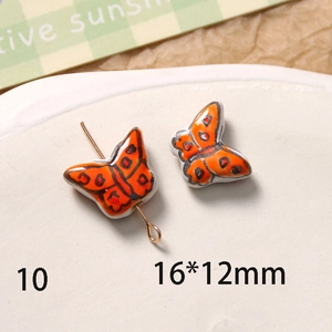 Vue détaillée de breloque papillon en céramique avec dimensions de 16x12mm