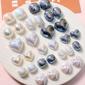 Vista plana de dijes de resina aurora en forma de corazón para accesorios de joyería DIY