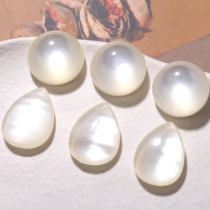 Cuentas de nácar minimalistas en forma de gota y redondas con elegante brillo perlado