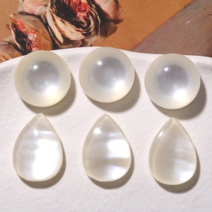 Elegantes dijes de concha blancos iridiscentes en forma de gota y redondos para joyería