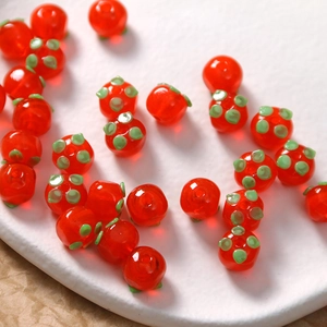 Makroaufnahme von künstlichen Glasperlen in Persimone-Optik für DIY-Schmuck
