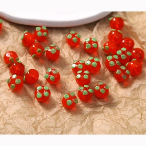 Makroaufnahme von handgefertigten roten Glasperlen für DIY-Schmuck und Accessoires