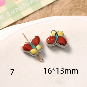 Détail macro de perles papillon en céramique colorées de 16x13mm pour bijoux DIY
