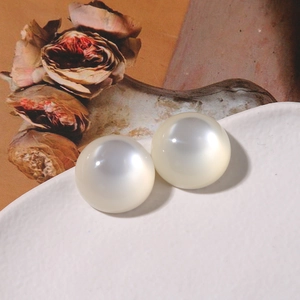 Macro de grandes cabujones blancos perlados en forma de gota para joyería DIY en bandeja
