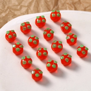 Makroaufnahme der Glasperlen-Persimmon mit grünen Blättern für DIY Schmuck