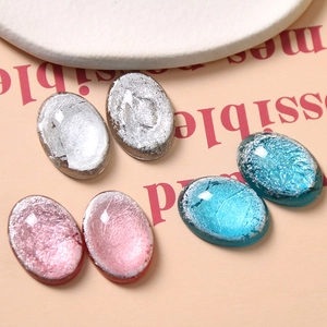 Macro di cabochon ovali in resina con inserti in lamina d'argento per gioielleria