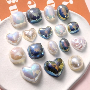 Vista macro de corazones de resina Aurora surtidos y perlas facetadas para manualidades DIY