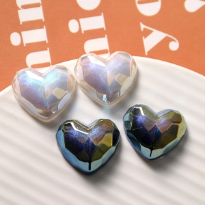 Primer plano de los dijes de corazón facetados de resina en azul y blanco iridiscente