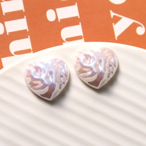 Detalle macro de accesorios de corazón en resina perlada con textura láser para joyas DIY