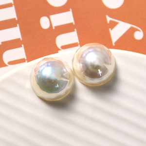 Detalle de dijes de corazón de perla de resina facetada para joyas y accesorios de bricolaje