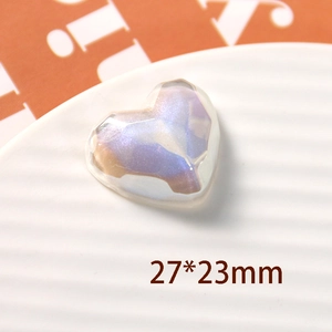 Vista macro de accesorio de resina en forma de corazón de 27x23mm con acabado aurora