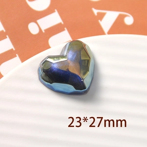 Vista macro de corazón de resina azul facetado en bandeja blanca, de 23x27mm