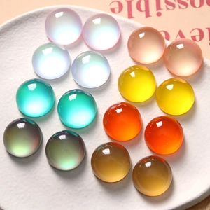 Macro-opname van kleurrijke laserhars cabochons voor DIY-sieraden en ambachten