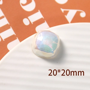 Primer plano de dije de corazón de resina iridiscente de 20mm con purpurina aurora