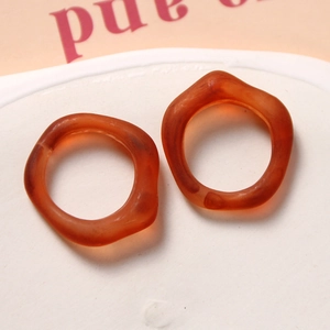 Makroaufnahme von Bernstein-Resin-Ringen mit künstlerischer Textur und Orangetönen