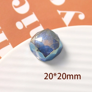Macro de una cuenta de corazón azul en resina 20x20mm con purpurina para joyería DIY