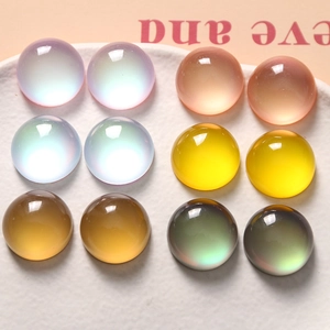 Close-up van kleurrijke ronde laserhars cabochons in snoepkleuren op keramische tray