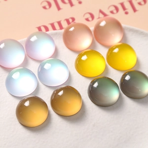 Macro-opname van kleurrijke iriserende hars cabochons op een wit display plateau